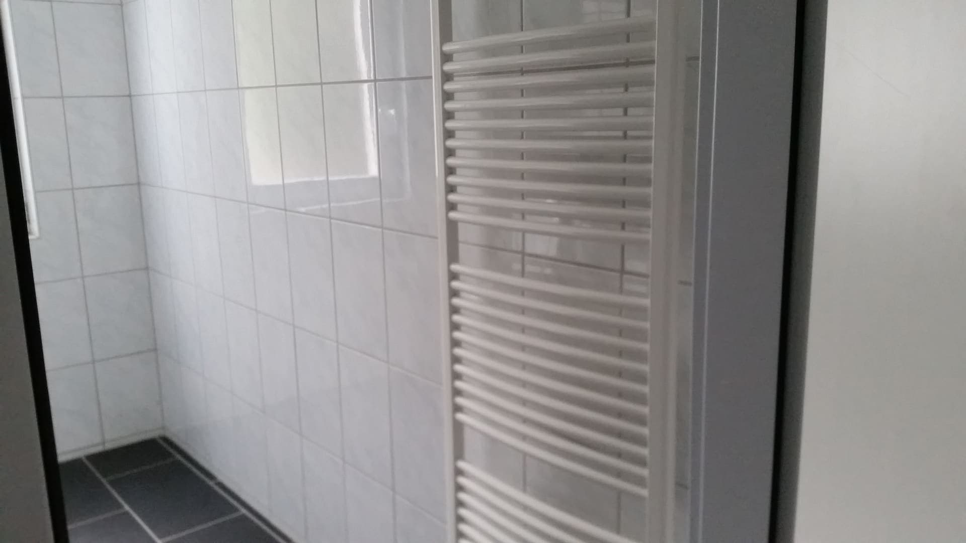 Dusche mit Handtuchheizkörper – Betreutes Wohnen Goldgrund Mainz