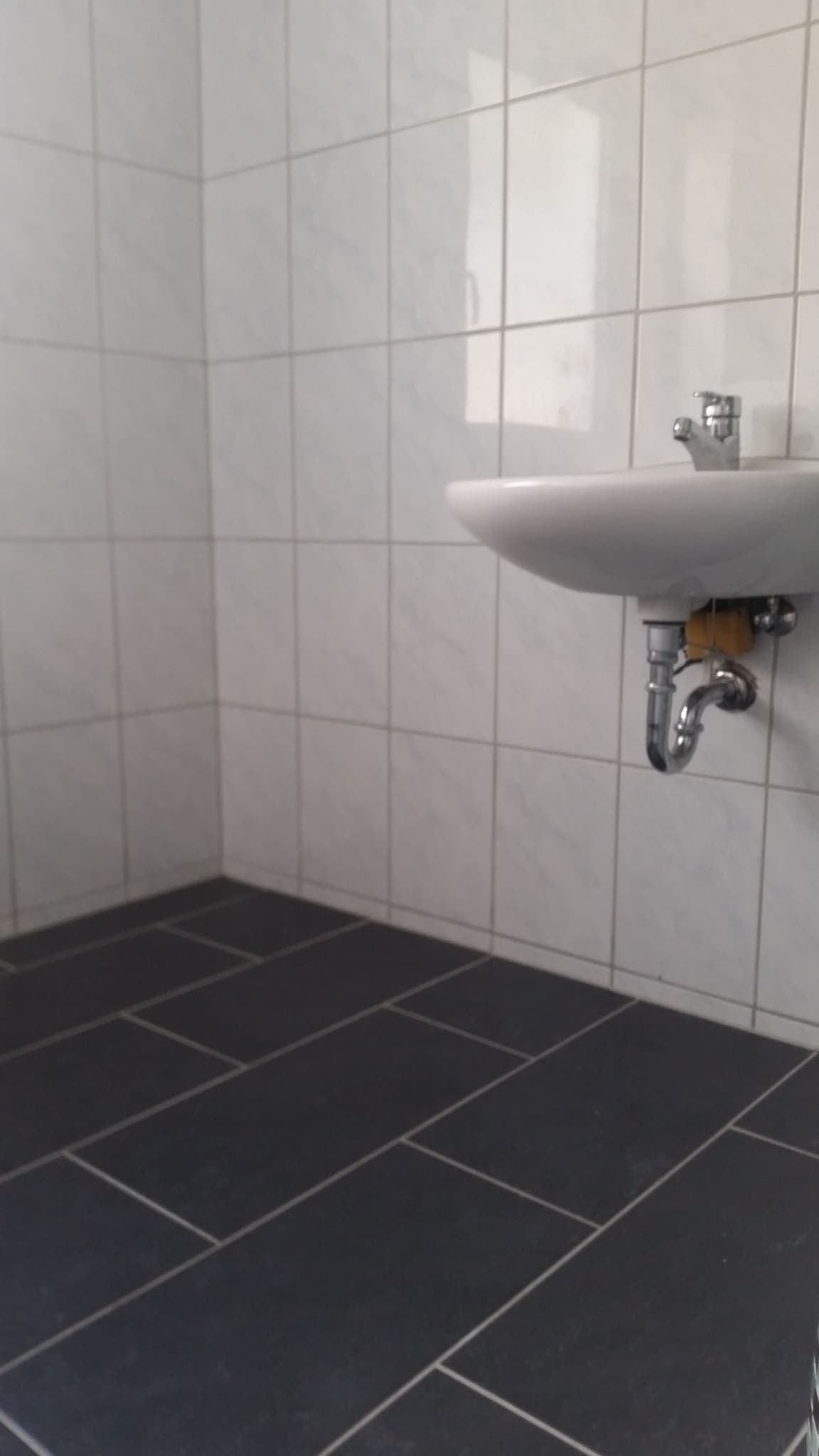 Gäste-WC mit Waschbecken – Betreutes Wohnen Goldgrund Mainz