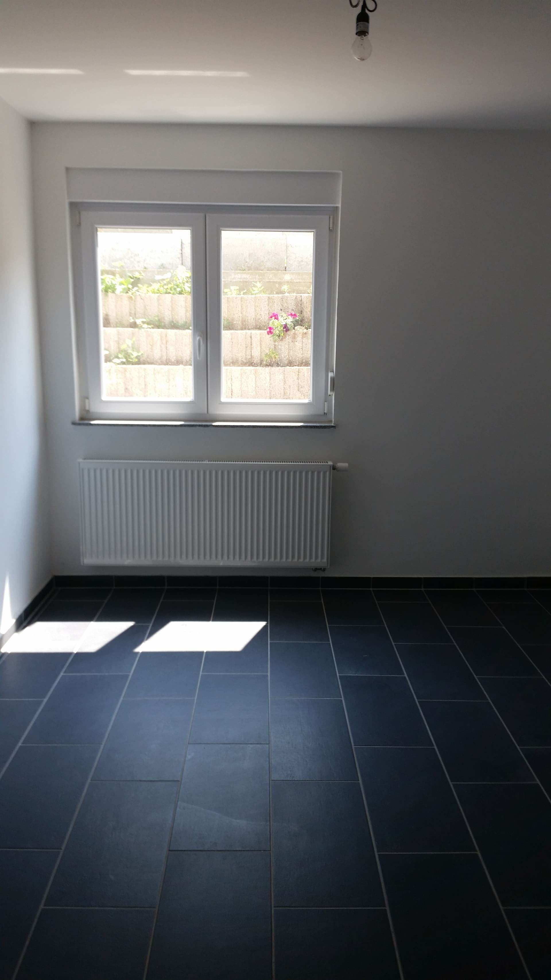 Heller Wohnraum mit Fenster – Betreutes Wohnen Goldgrund Mainz